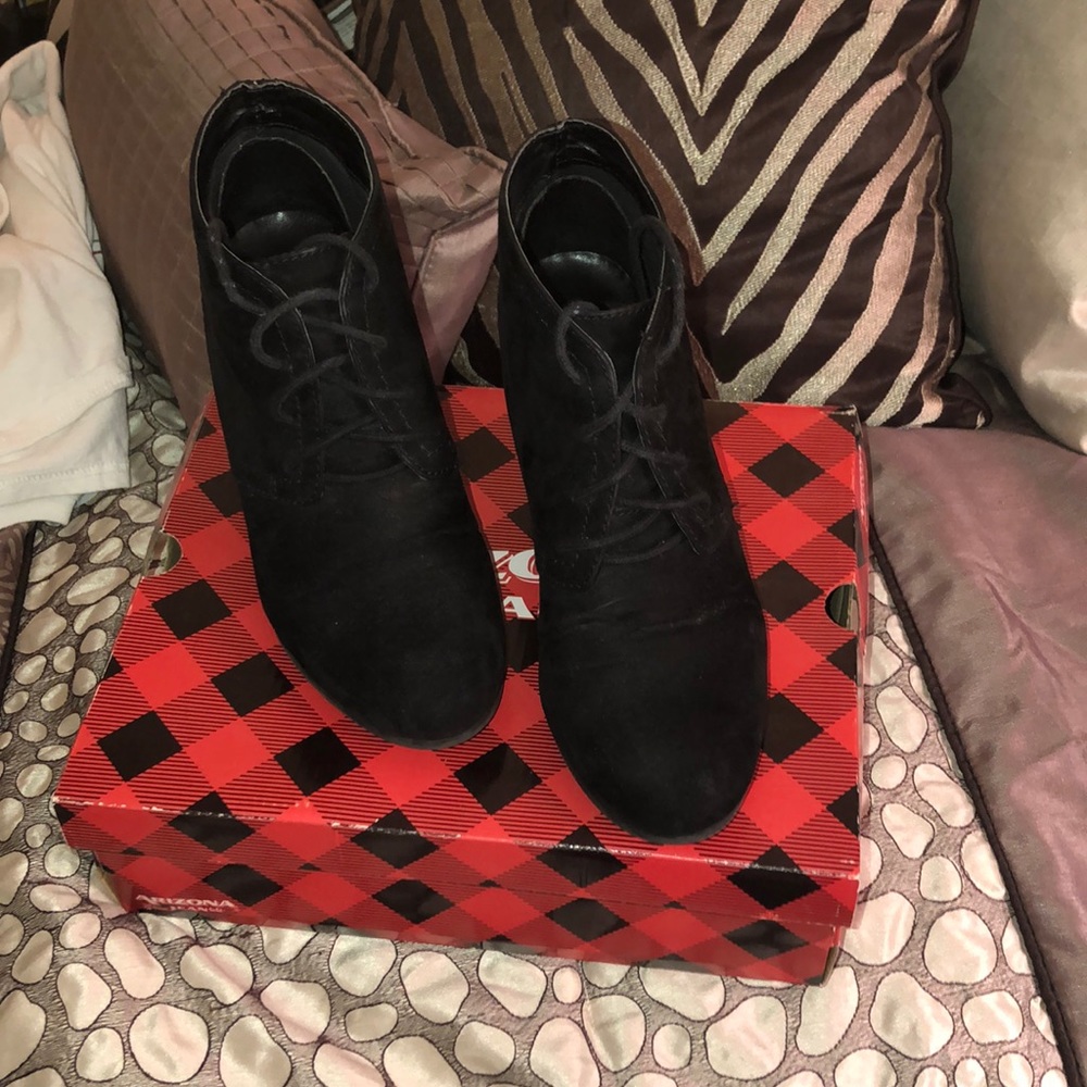 Arizona women’s high wedge Black Shoes. Size 8